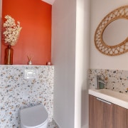 toilette-suspendu-miroir-roseau-tressée-faïence