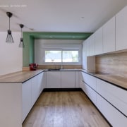 Cuisine-épurée-blanche-bois-carrelage-imitation-parquet
