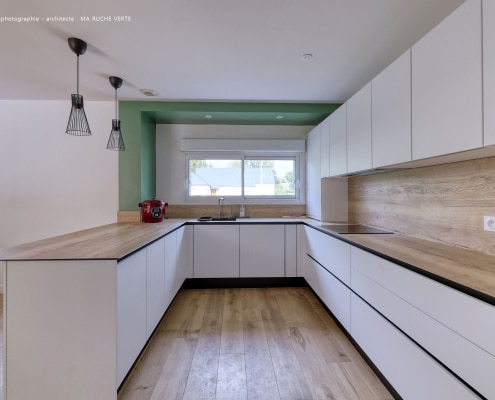 Cuisine-épurée-blanche-bois-carrelage-imitation-parquet