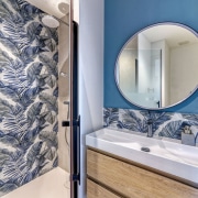 salle-d 'eau-miroir-rond-faïence-motif-végétal